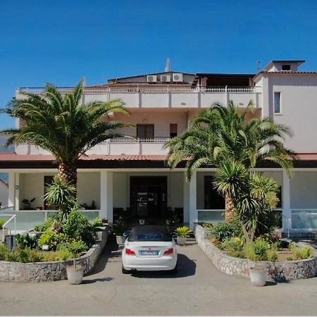 Hotel Vallisdea 萨拉孔西利纳 外观 照片