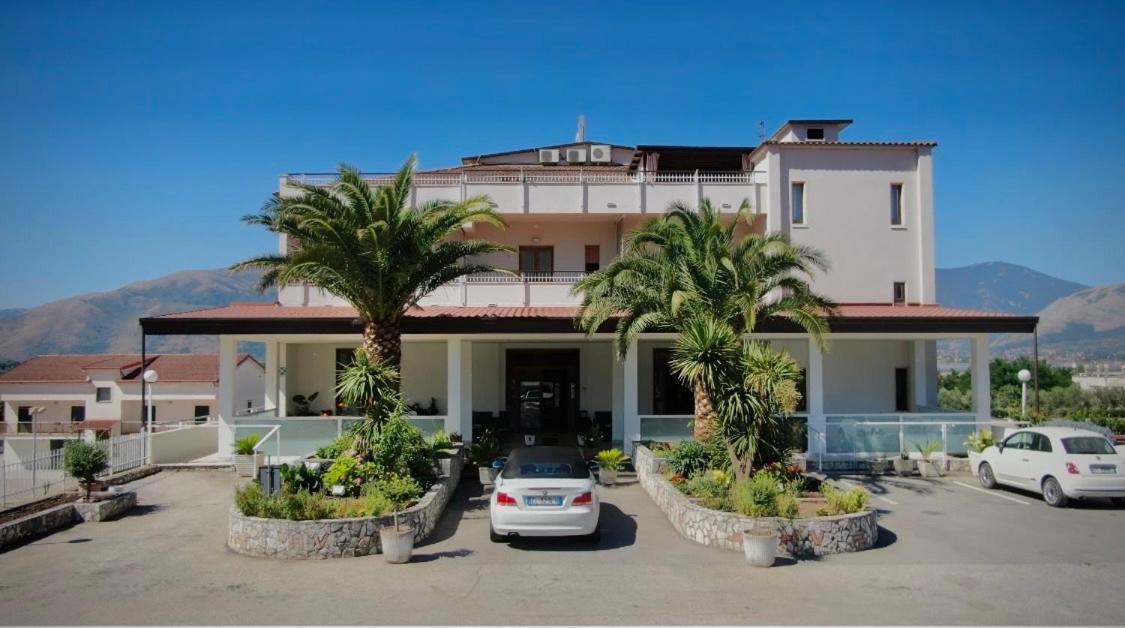 Hotel Vallisdea 萨拉孔西利纳 外观 照片